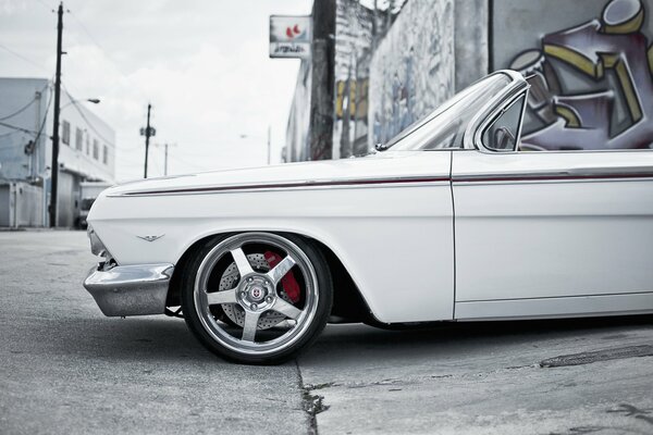 Blanc Chevrolet Impala cabriolet