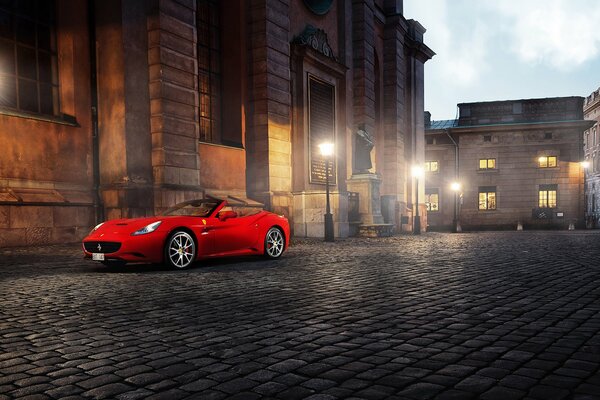 Voiture de sport rouge; dans la rue de la ville