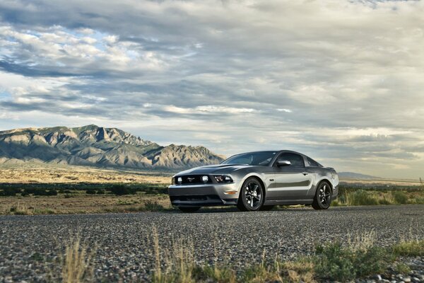 Ford argent sur fond de montagnes et de nuages