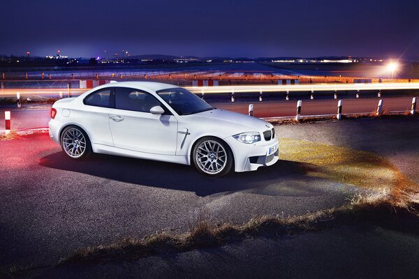 Bmw blanc sur fond de soirée