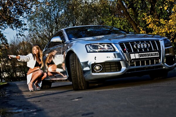 Belle fille accroupie audi s5