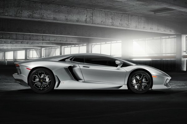 Silberfarbenes Lamborghini-Auto im Gebäude