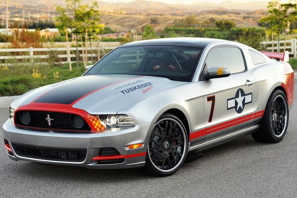 Belle Ford Mustang gt avec tuning et queues rouges