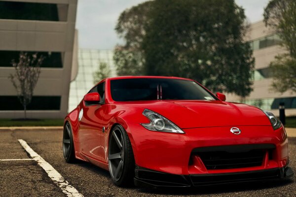 Roter getunter Nissan 370z auf dem Parkplatz