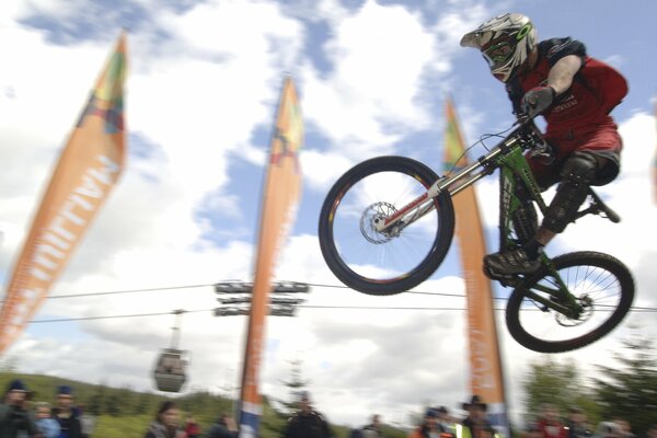 Stunts auf der Strecke für ein Mountainbike