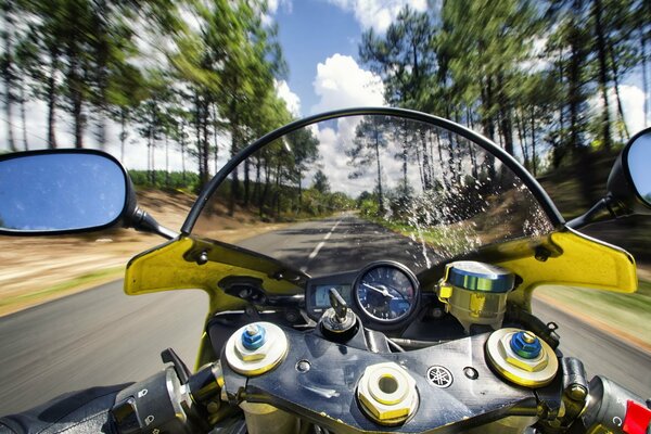 La moto viaja a alta velocidad