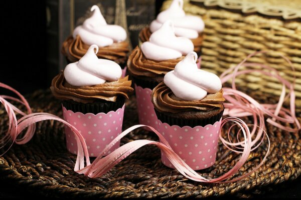 Dessert Muffins mit Sahne in Körben