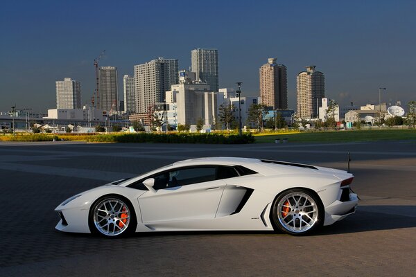 Schneeweißer Lamborghini Ri vor dem Hintergrund der Wolkenkratzer von Texas