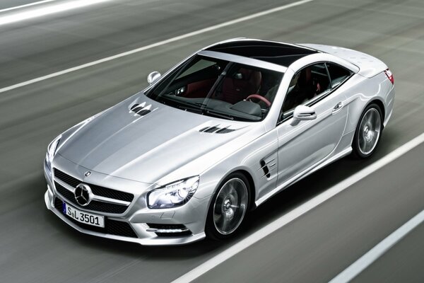 Серебристый mercedes бенз sl 350 amg спорт