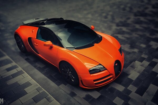 Der neue orange Bugatti Veyron steht auf der Straße