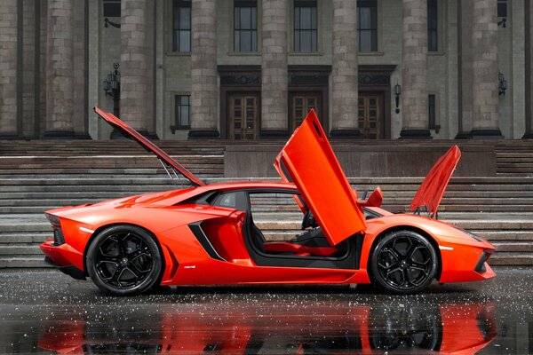 Orange Lamborghini aventador lp700-4 vor dem Gebäude