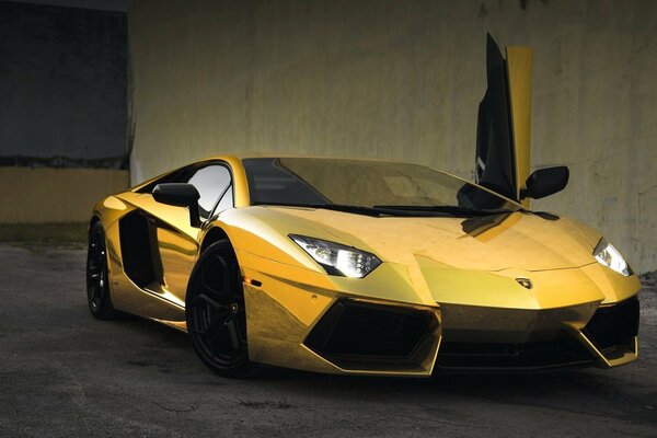 Lamborghini dorado Aventador con puerta abierta