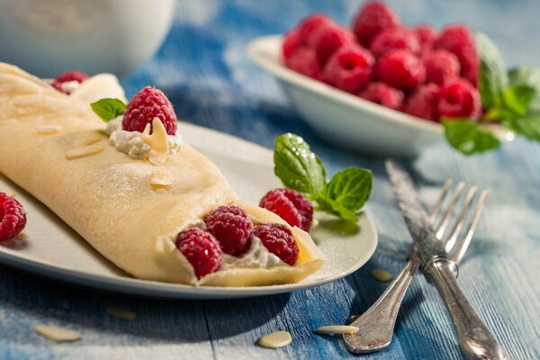 Postre con frambuesas en un plato