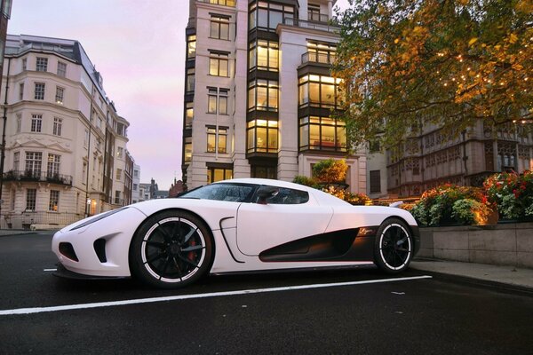 Hypercar na parkingu w mieście