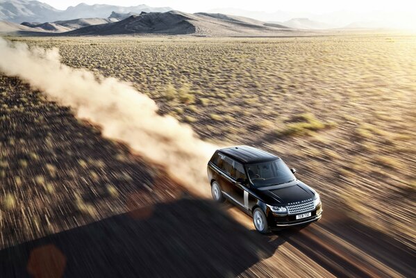 Renge Rover vole à la vitesse dans le désert