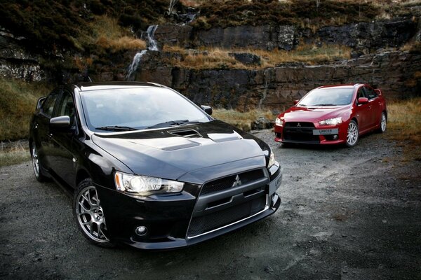 Dos coches Mitsubishi rojo y negro
