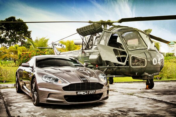 Aston martin y el helicóptero de James Bond