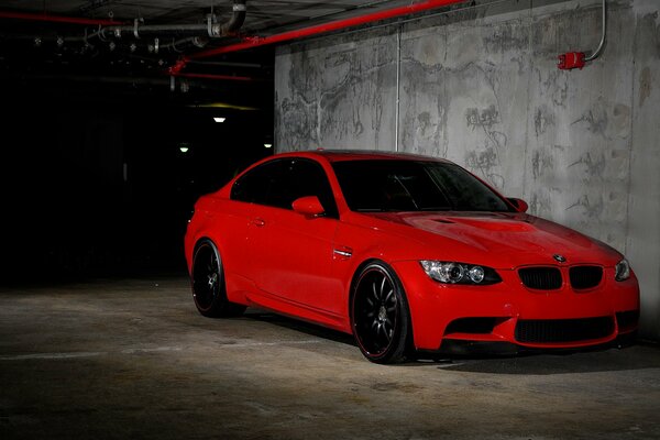 El Bmw M3 rojo se encuentra en el Aparcamiento subterráneo