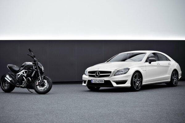 Mercedes Benz und schwarzes Motorrad