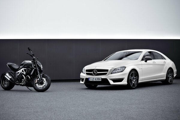 Mercedes Bence et moto noire