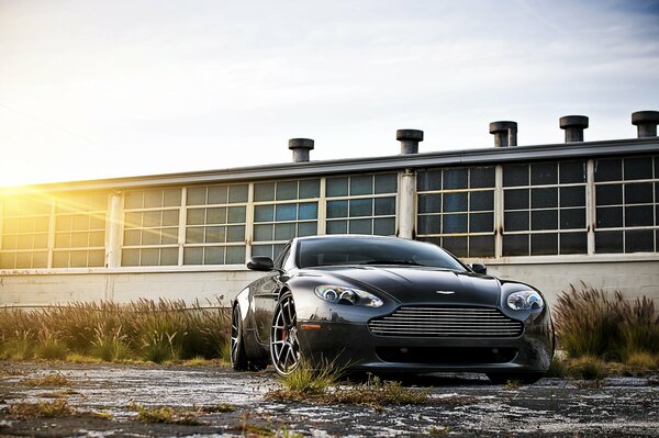Aston Martin entfaltet sich im Fabrikhof