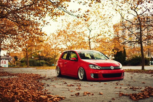 Roter VW Golf im Herbst in Deutschland