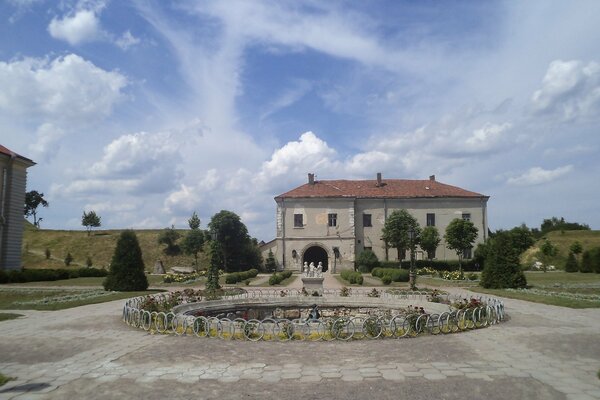 Vergoldetes Schloss auf einem schönen Hintergrund