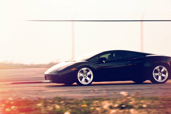 Lamborghini noir sur la vitesse sur la piste