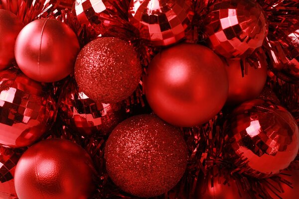 Новогодние украшающие красные шары