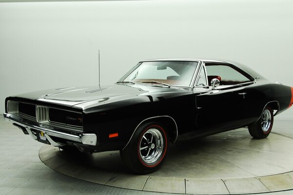 Klassische schwarze dodge charger muscle car retro