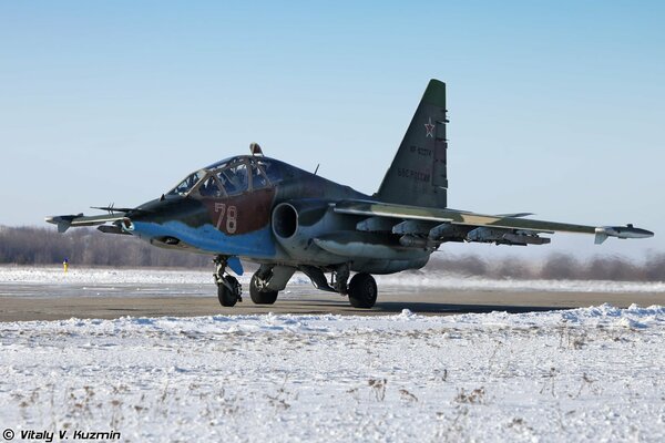 Samolot szturmowy Su-25 na pasie startowym