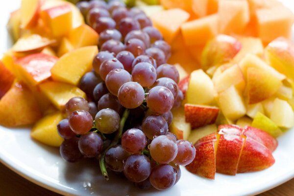 Cortar la fruta en un plato blanco