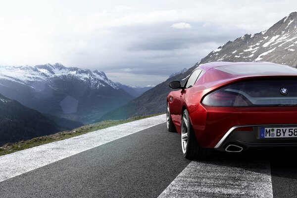 Voiture BMW sur route de montagne