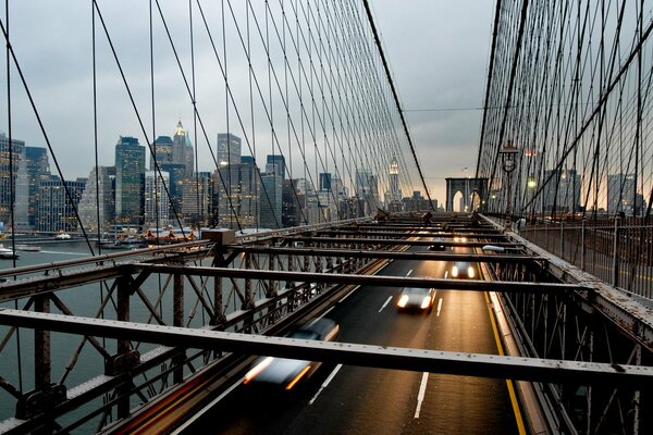 Die New Yorker Brücke am Abend. Lichter der Maschinen