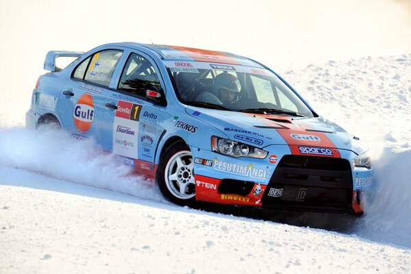 Evoluzione di rally Mitsubishi in curva sulla neve