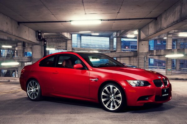 BMW rojo en la entrada del garaje