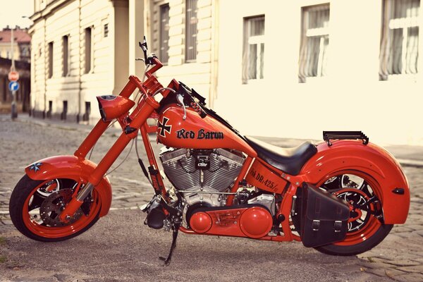 Czerwony motocykl red baron na starej ulicy