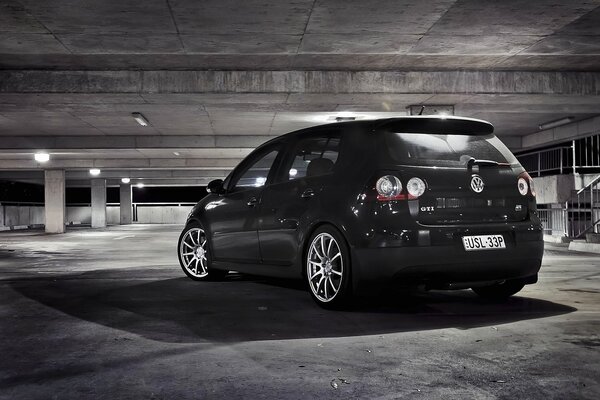 Wolfshagen-Auto auf dem Parkplatz in der Garage