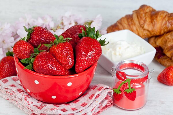 Knusprige Croissants mit Beeren mit saurer Sahne