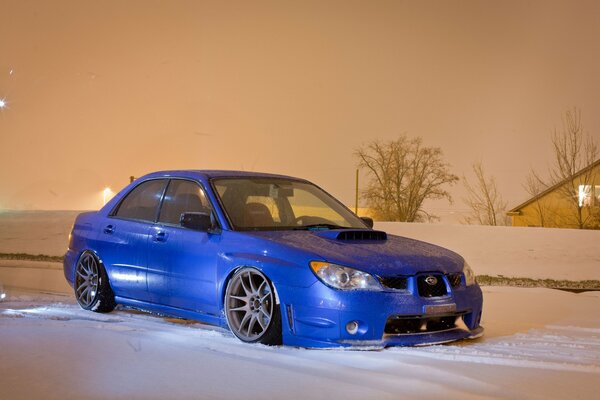 Blaues Subaru-Auto im Schnee