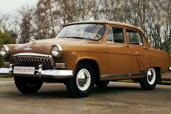 El clásico del automóvil soviético-el Volga marrón m-21i de 1958