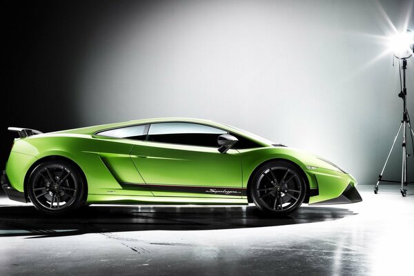 Lamborghini Gallardo vert sur fond gris