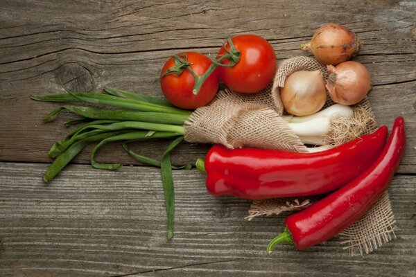 Légumes frais sur une surface en bois