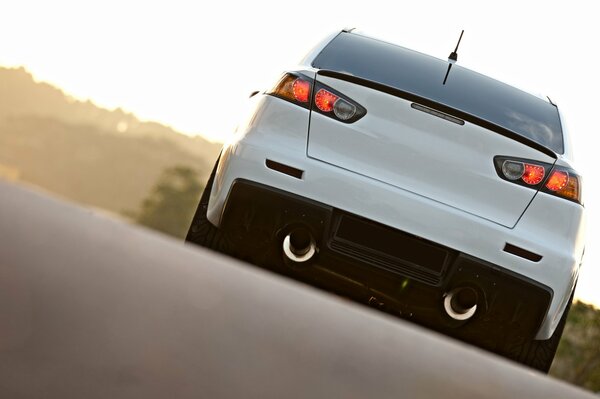 Coche blanco extranjero Turbo