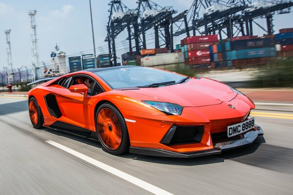 Súper rápido increíblemente fresco Lamborghini naranja