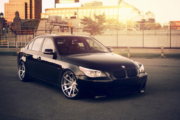 BMW negro con reflejos en la ciudad