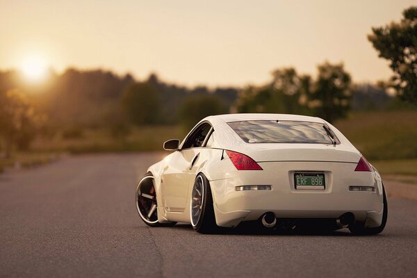 El potente Nissan 350Z de color blanco se encuentra en el camino