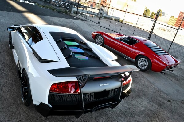 Дуэль белого Lamborghini Murcielago и красного LP670-4 SV