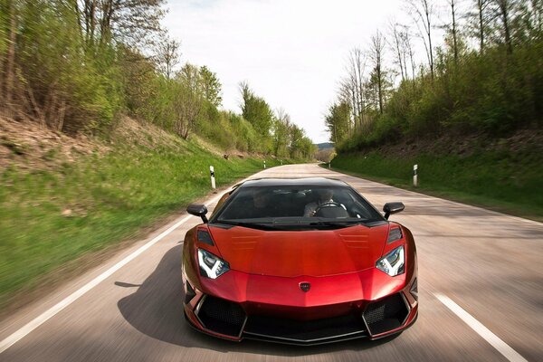 Rouge Lamborghini Aventador en mouvement