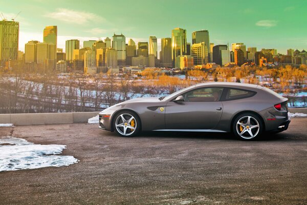 Ferrari en hiver sur fond de ville